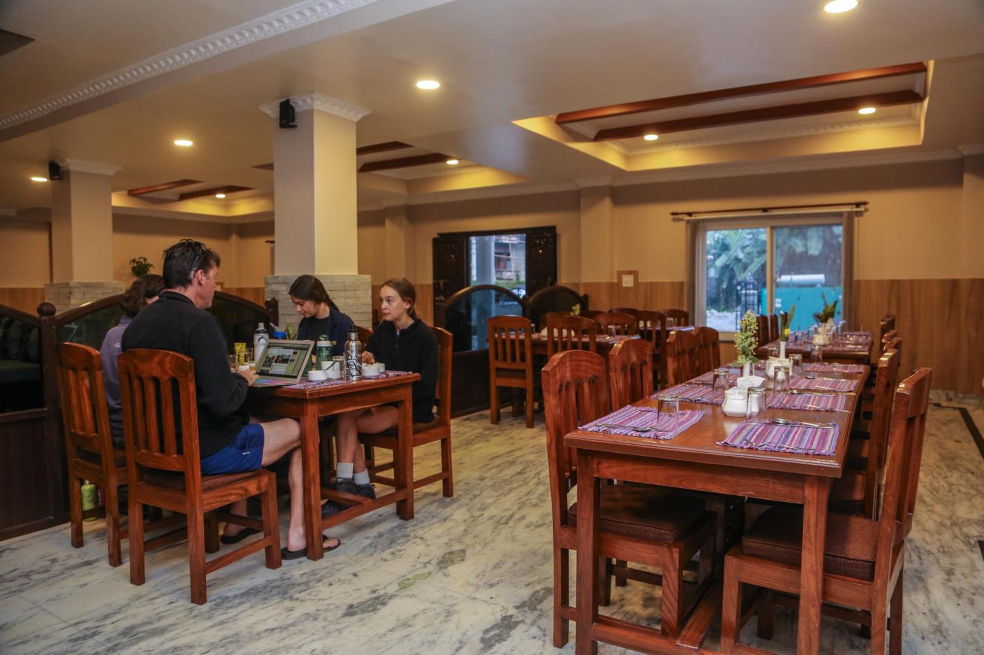 Pokhara Choice Inn Екстер'єр фото